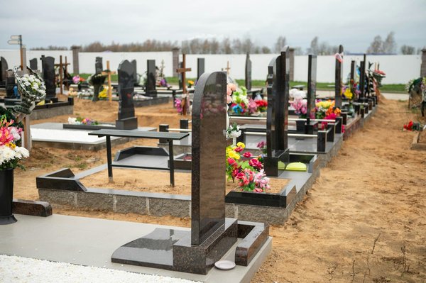 Découvrez la plaque funéraire moderne qui célèbre la vie