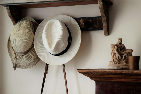Du minimalisme au maximalisme : Comment choisir entre une patère ou un porte-manteau ?