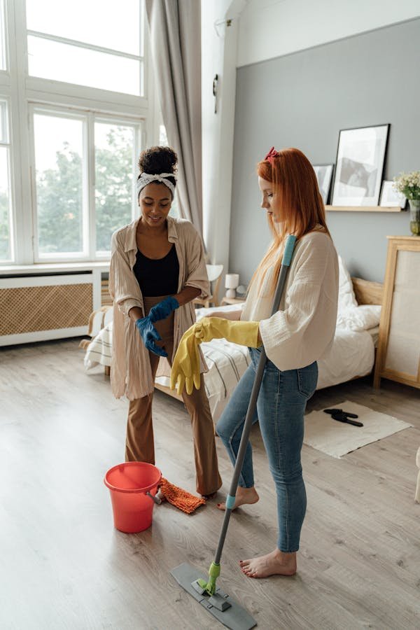 Trouver une aide ménagère à domicile : astuces et conseils pratiques
