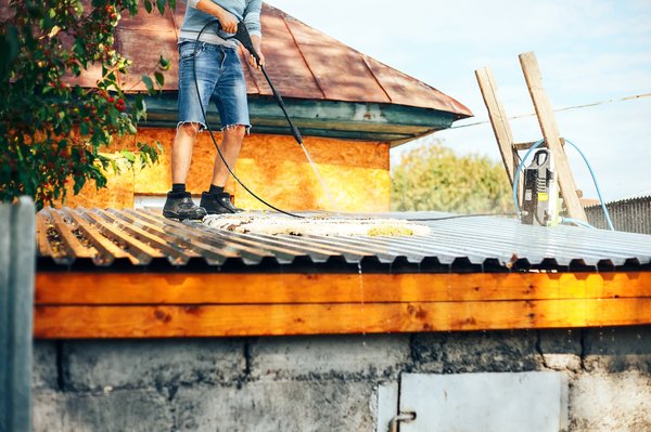 Traitement hydrofuge toiture : découvrez les prix au m² !